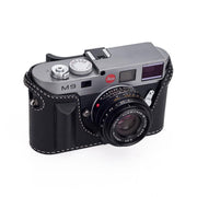 Arte di Mano Aventino Half Case with Thumbs Up Cutout for M8/M9/M-E/Mono - Minerva Black with White Stitching